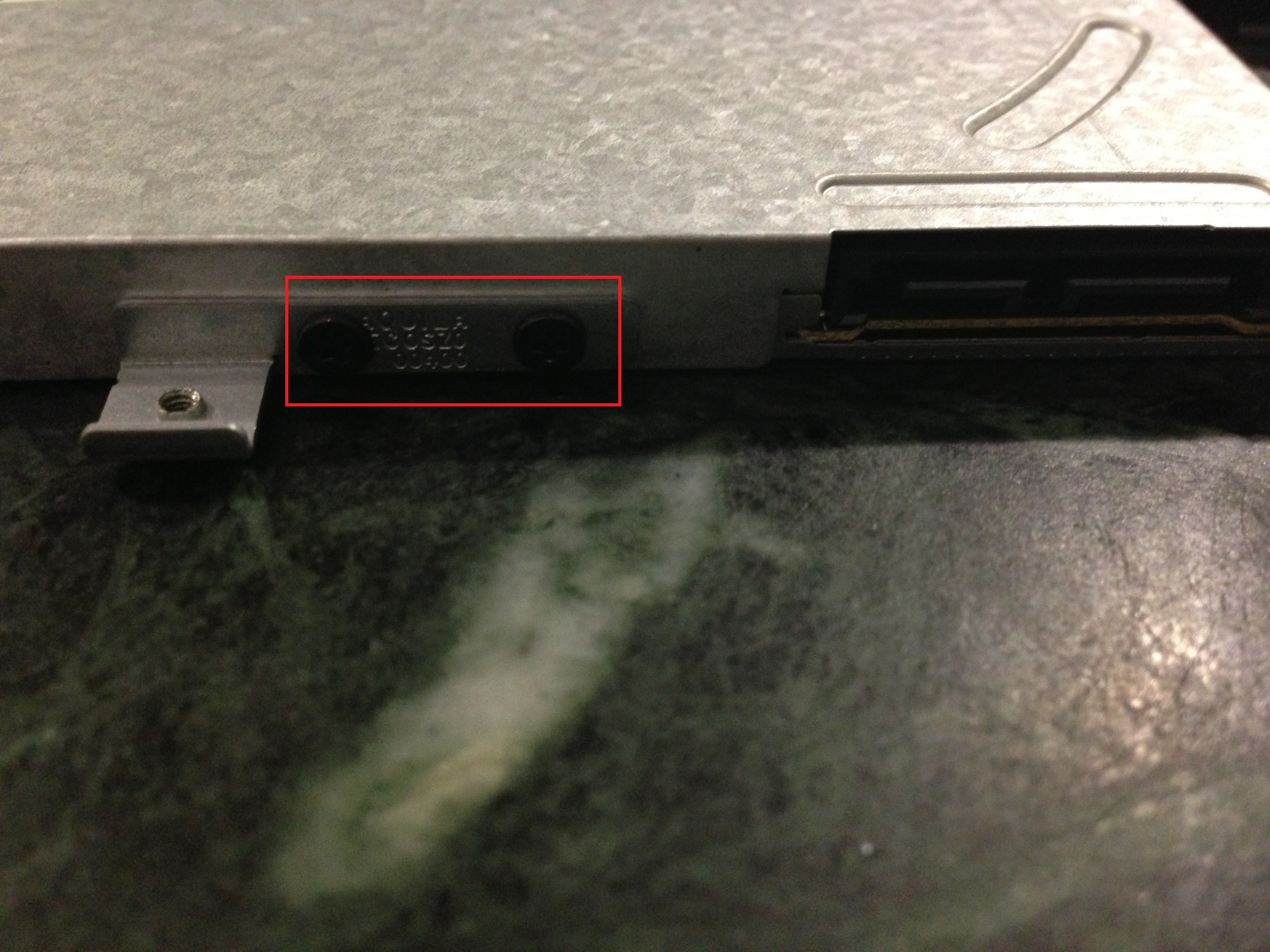פירוג העיגון מהכונן האופטי והרכבתו במגירת ה-SSD